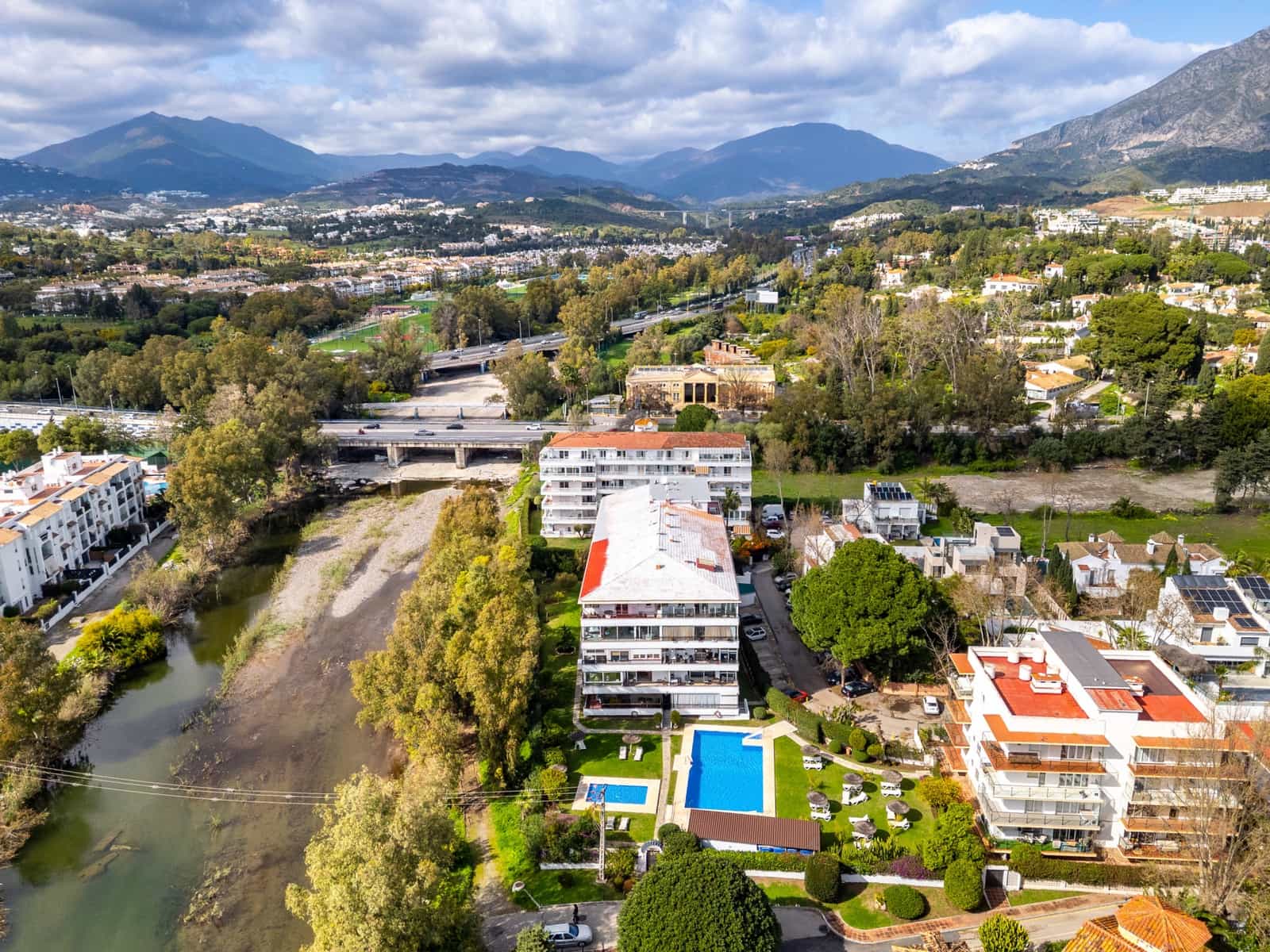 Appartement de 2 chambres à louer à Marbella avec piscine garage - 2 750 € (Ref: 9665135)