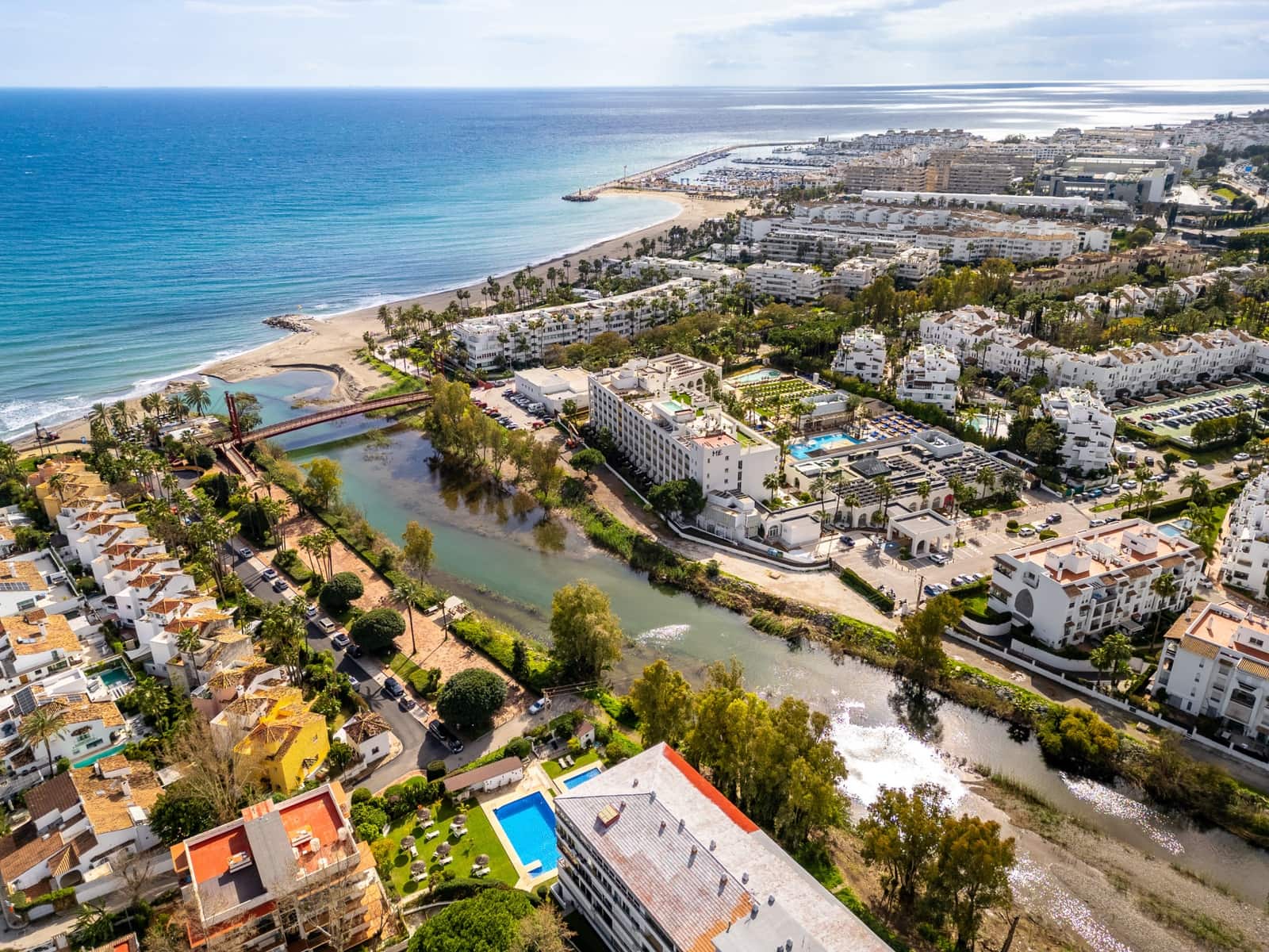 Appartement de 2 chambres à louer à Marbella avec piscine garage - 2 750 € (Ref: 9665135)