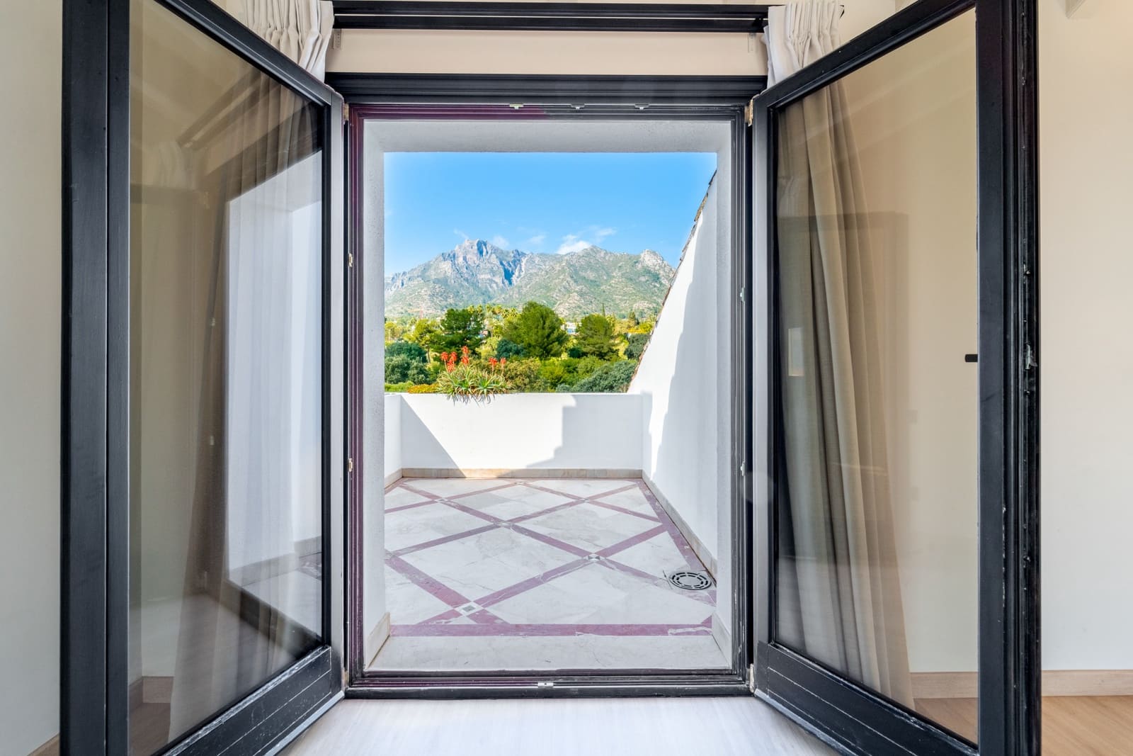 4 slaapkamer Penthouse te huur in Marbella met zwembad garage - € 18.000 (Ref: 9667178)