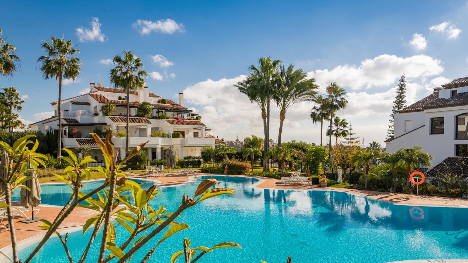 4 soveværelse Penthouse til leje i Marbella med swimmingpool garage - € 16.500 (Ref: 9667178)