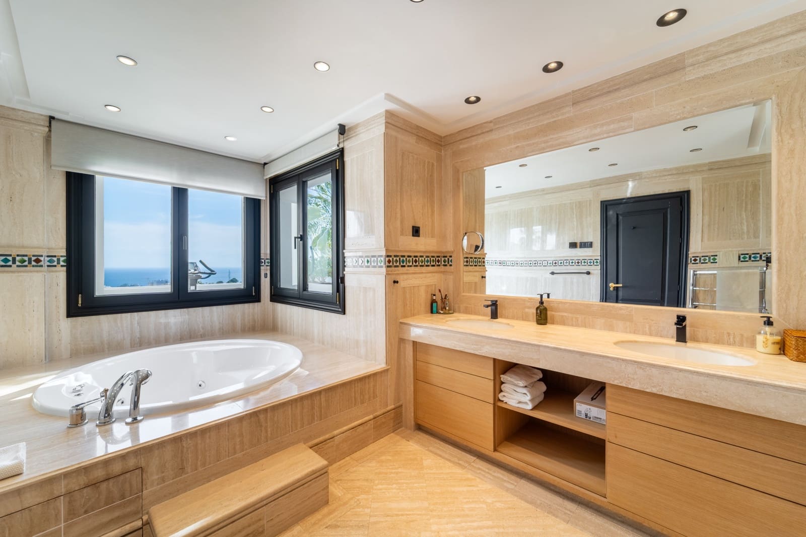 4 soveværelse Penthouse til leje i Marbella med swimmingpool garage - € 16.500 (Ref: 9667178)