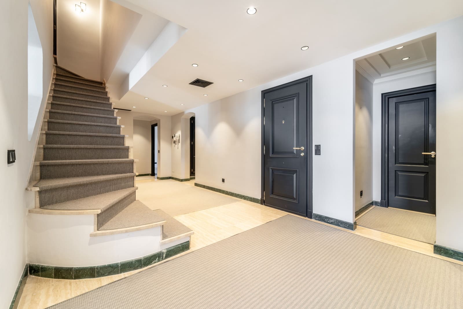 4 soveværelse Penthouse til leje i Marbella med swimmingpool garage - € 16.500 (Ref: 9667178)