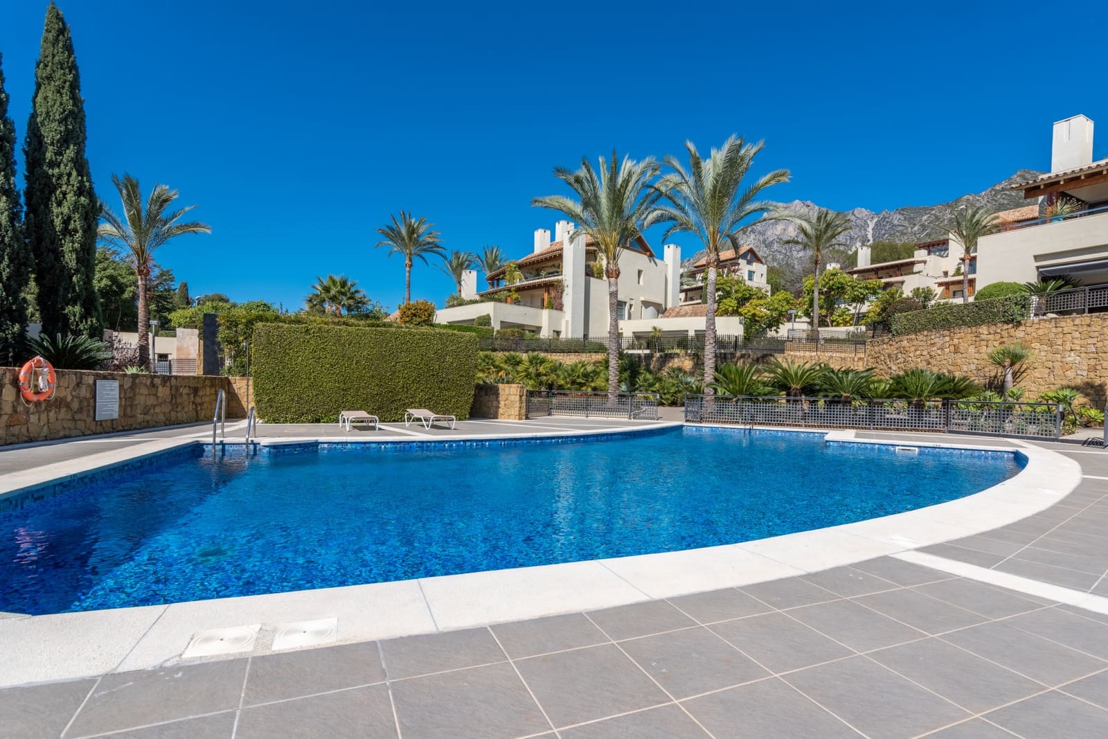 2 soveværelse Lejlighed til leje i Marbella med swimmingpool garage - € 5.000 (Ref: 9672453)