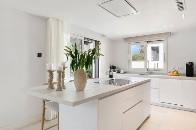 3 bedroom Penthouse for sale in Marbella with pool garage - € 3,895,000 (Ref: 9677062)