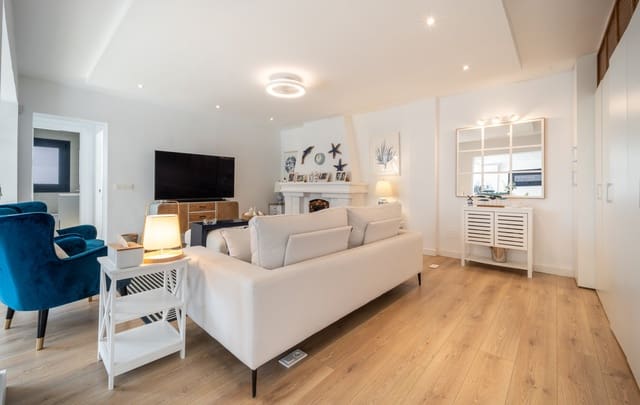 2 makuuhuone Omakotitalo myytävänä paikassa Estepona mukana uima-altaan 
autotalli - 1 500 000 € (Ref: 9677063)