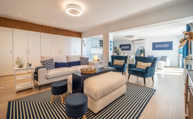 2 makuuhuone Omakotitalo myytävänä paikassa Estepona mukana uima-altaan 
autotalli - 1 500 000 € (Ref: 9677063)