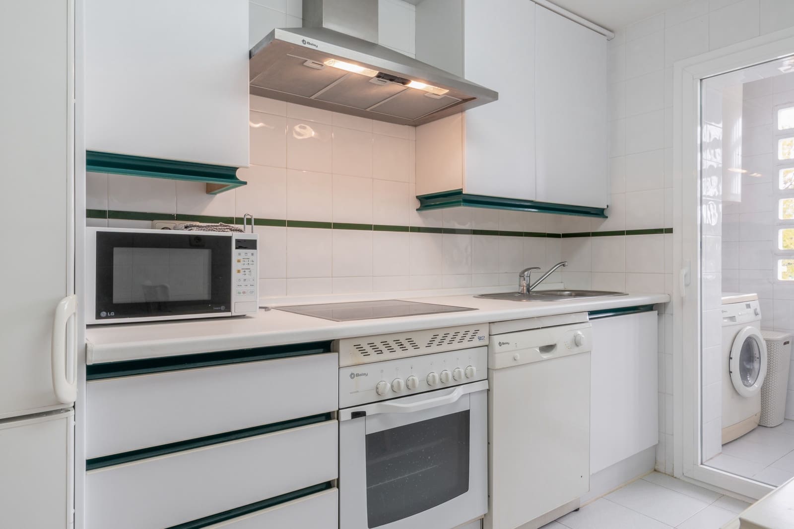 3 bedroom Apartment for rent in Marbella with pool garage - € 2,500 (Ref: 9679279)