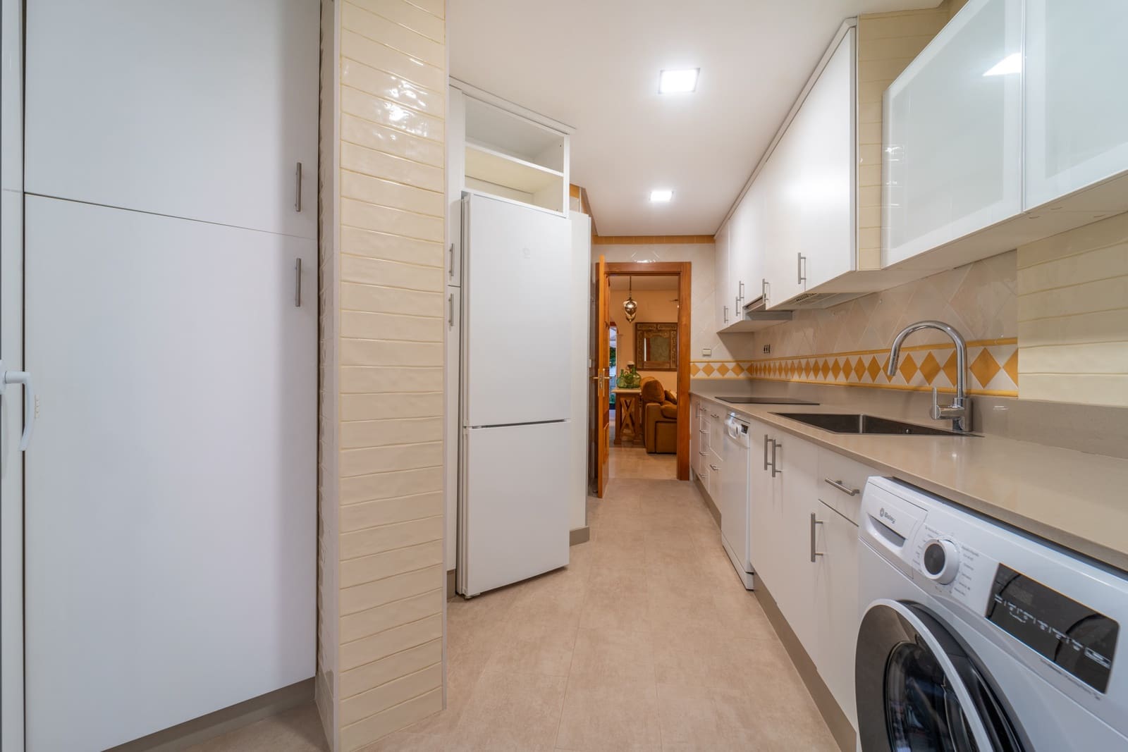 4 bedroom Townhouse for rent in Marbella with pool garage - € 3,300 (Ref: 9688564)