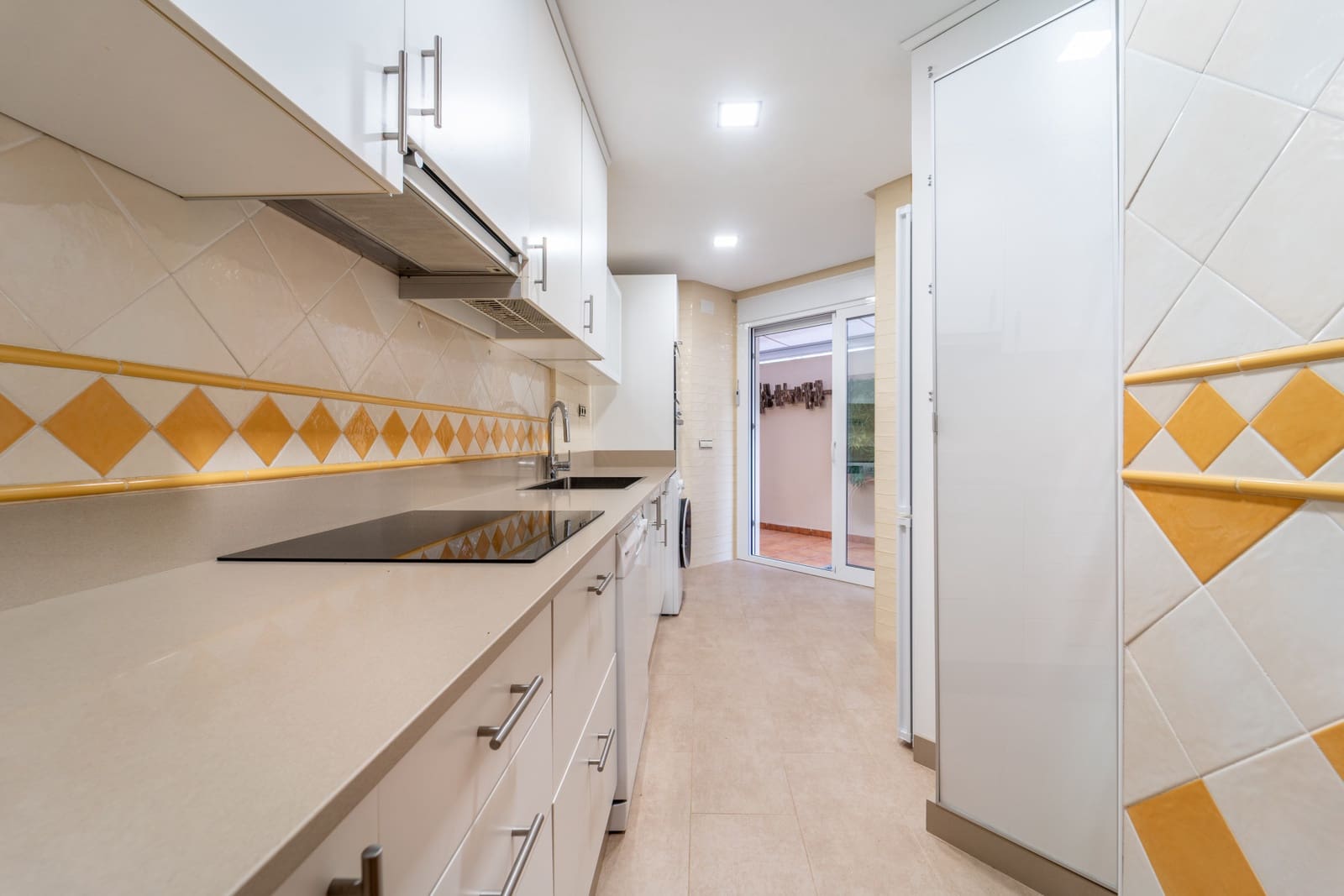 4 bedroom Townhouse for rent in Marbella with pool garage - € 3,300 (Ref: 9688564)