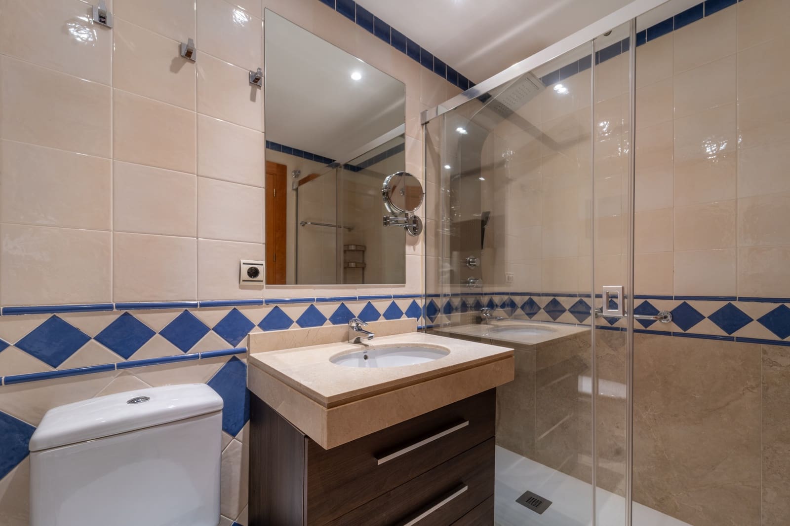 4 bedroom Townhouse for rent in Marbella with pool garage - € 3,300 (Ref: 9688564)