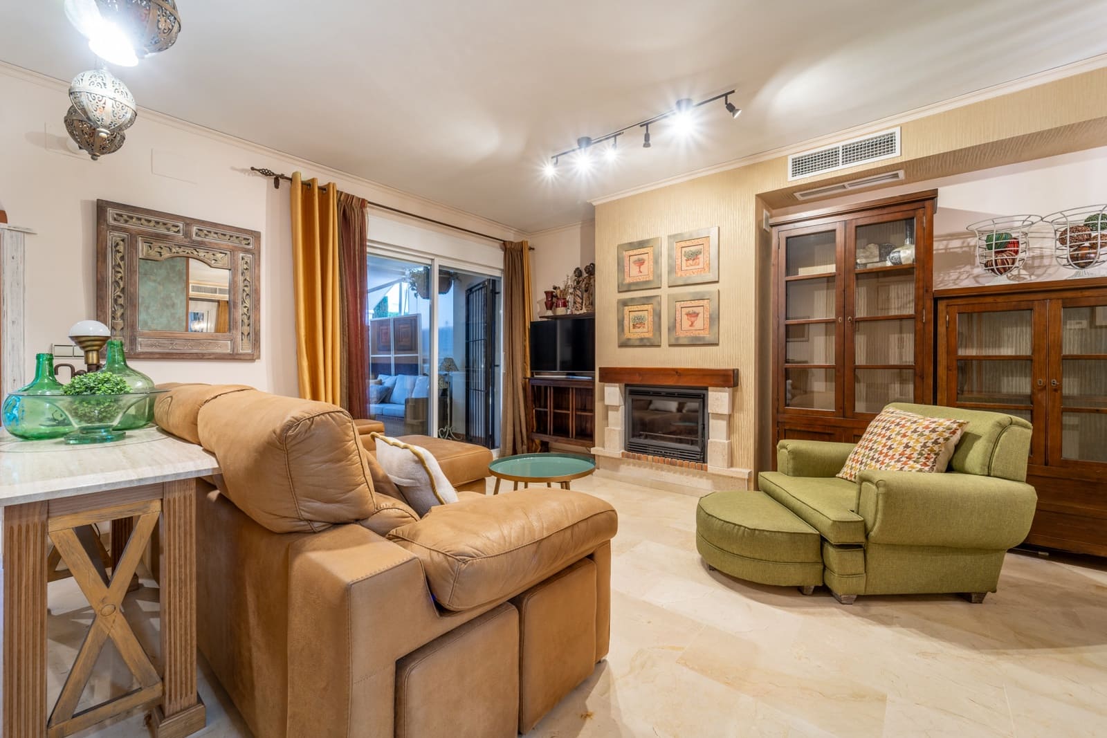 4 bedroom Townhouse for rent in Marbella with pool garage - € 3,300 (Ref: 9688564)