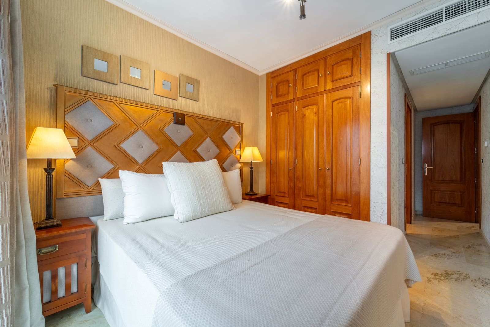 4 bedroom Townhouse for rent in Marbella with pool garage - € 3,300 (Ref: 9688564)