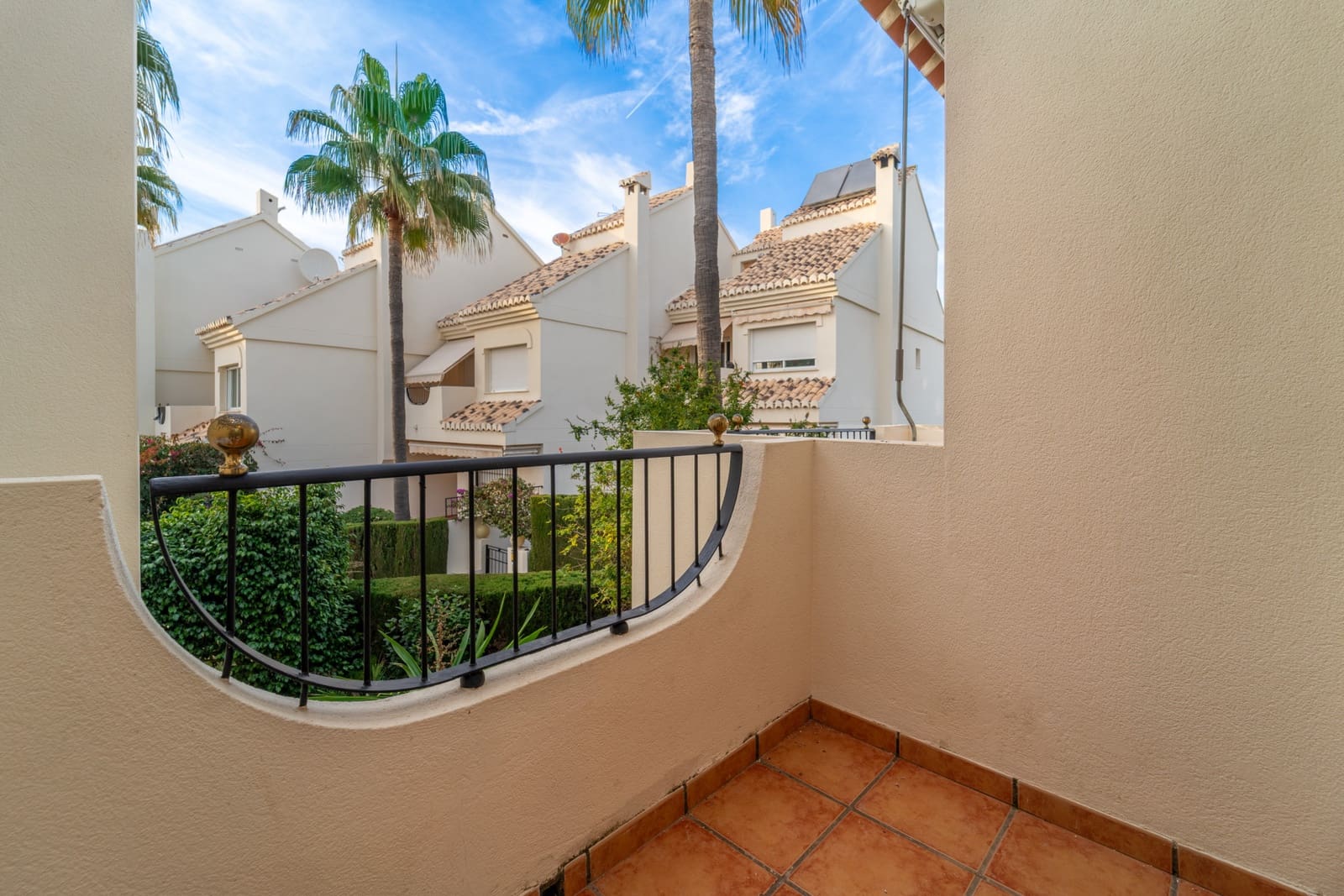 4 bedroom Townhouse for rent in Marbella with pool garage - € 3,300 (Ref: 9688564)