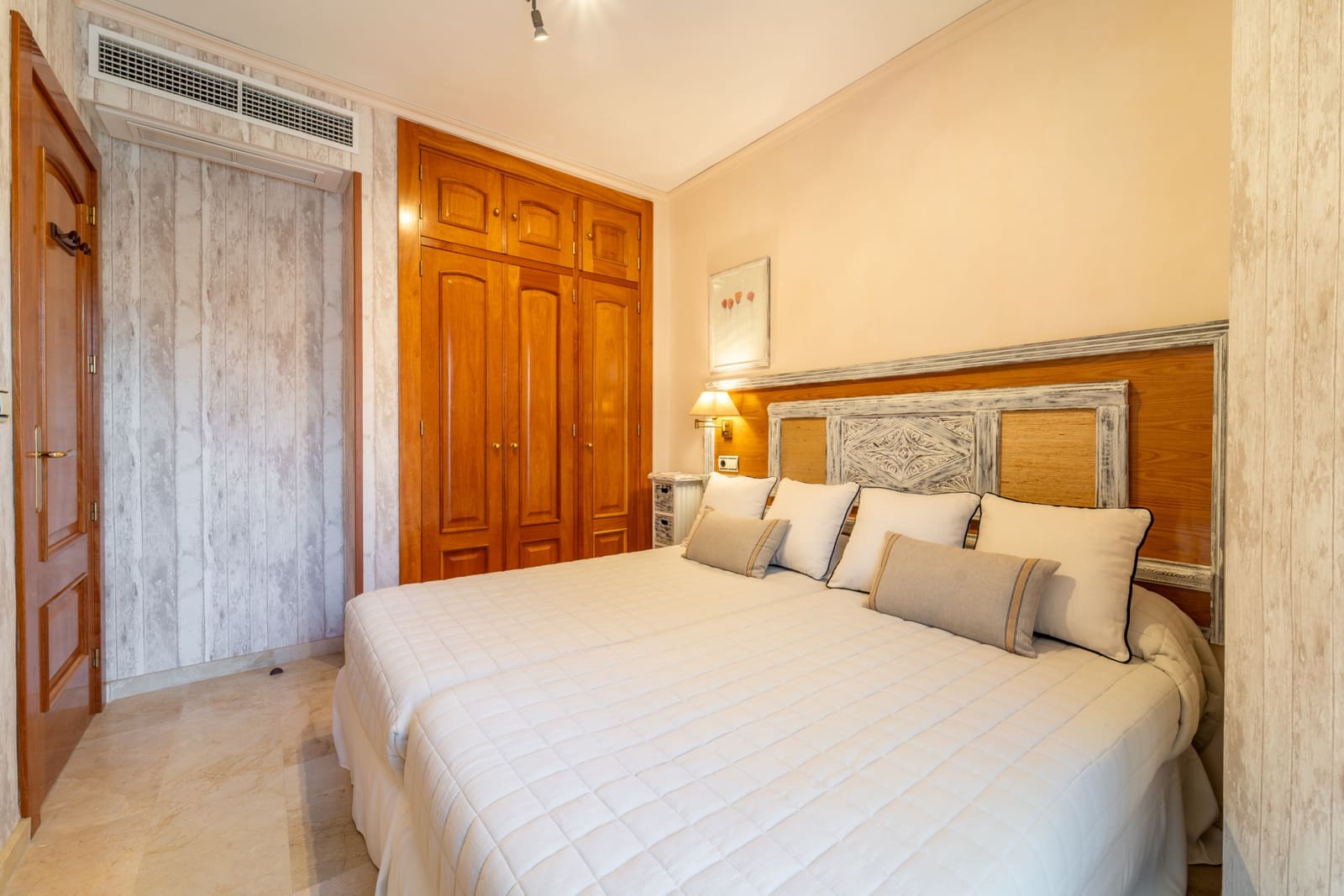 4 bedroom Townhouse for rent in Marbella with pool garage - € 3,300 (Ref: 9688564)