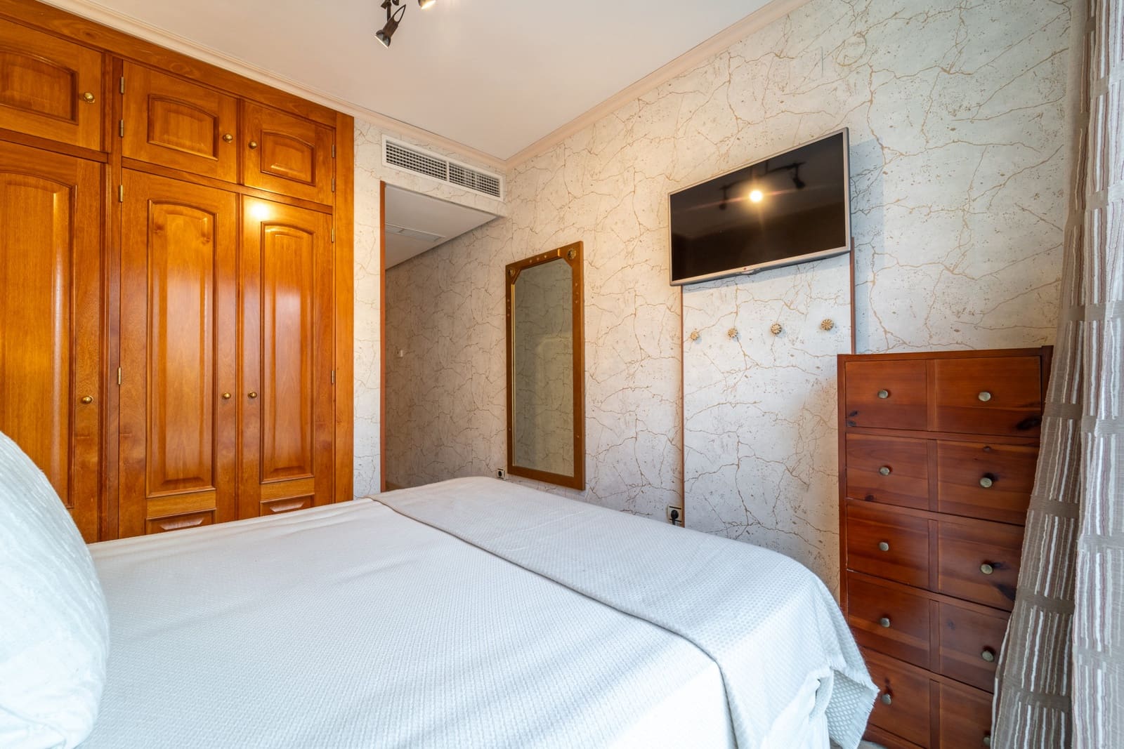 4 bedroom Townhouse for rent in Marbella with pool garage - € 3,300 (Ref: 9688564)