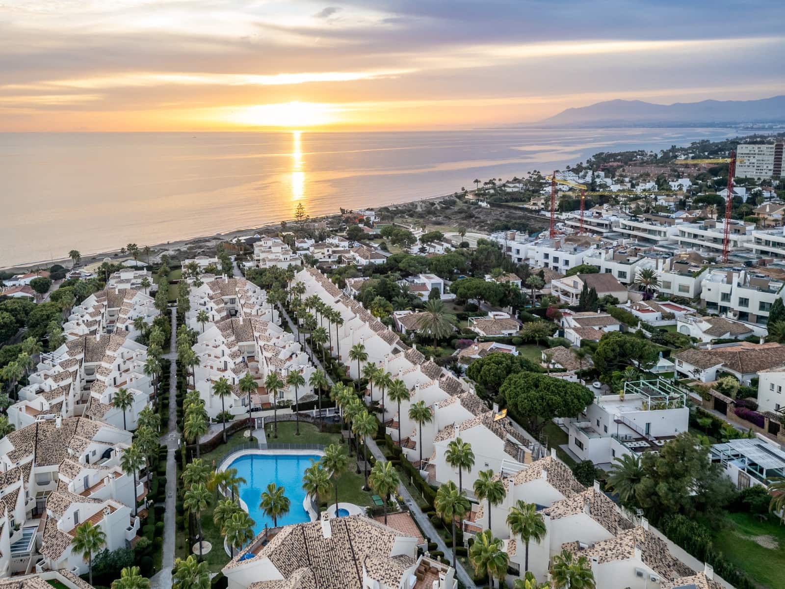 4 bedroom Townhouse for rent in Marbella with pool garage - € 3,300 (Ref: 9688564)