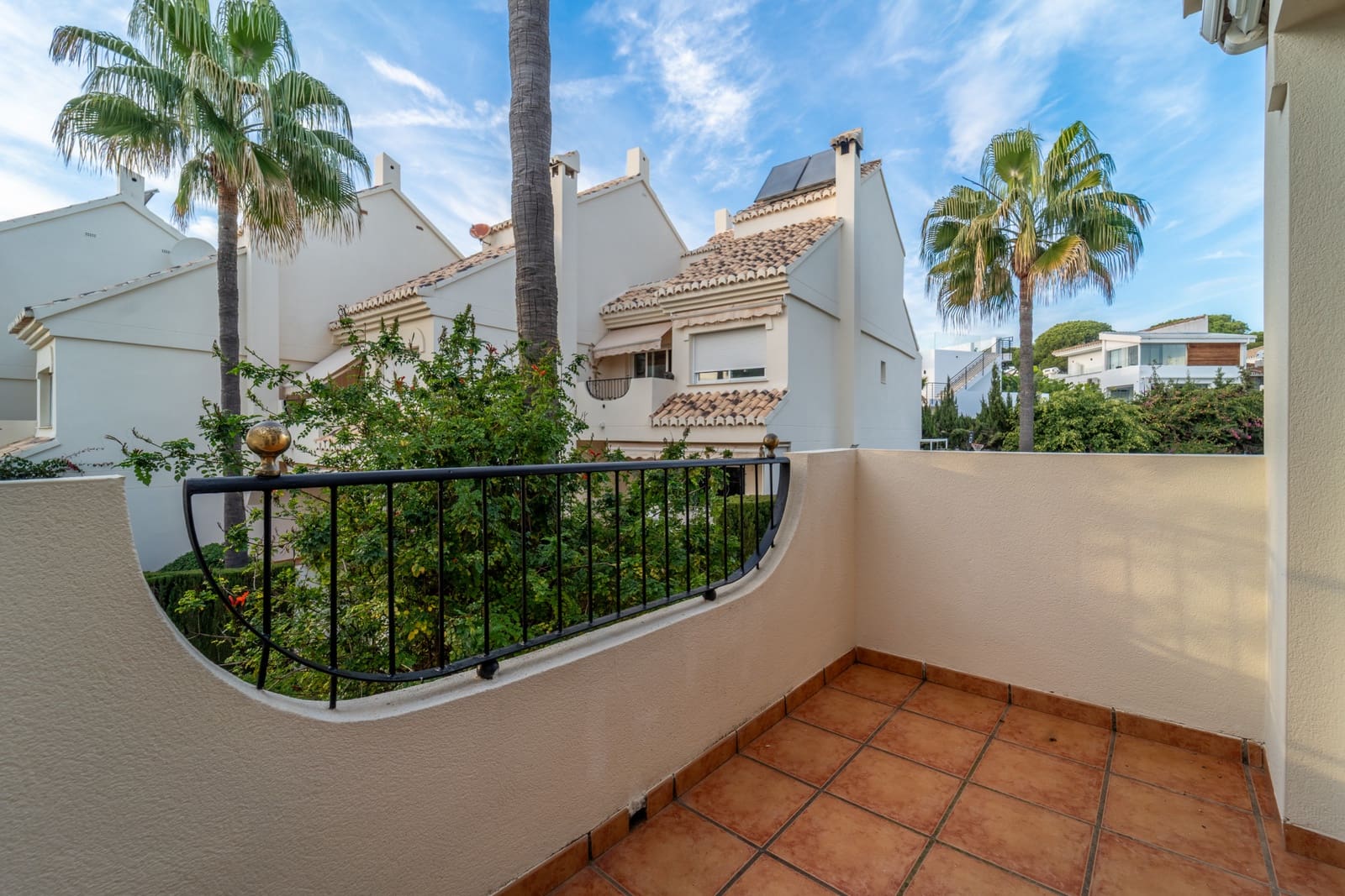 4 bedroom Townhouse for rent in Marbella with pool garage - € 3,300 (Ref: 9688564)