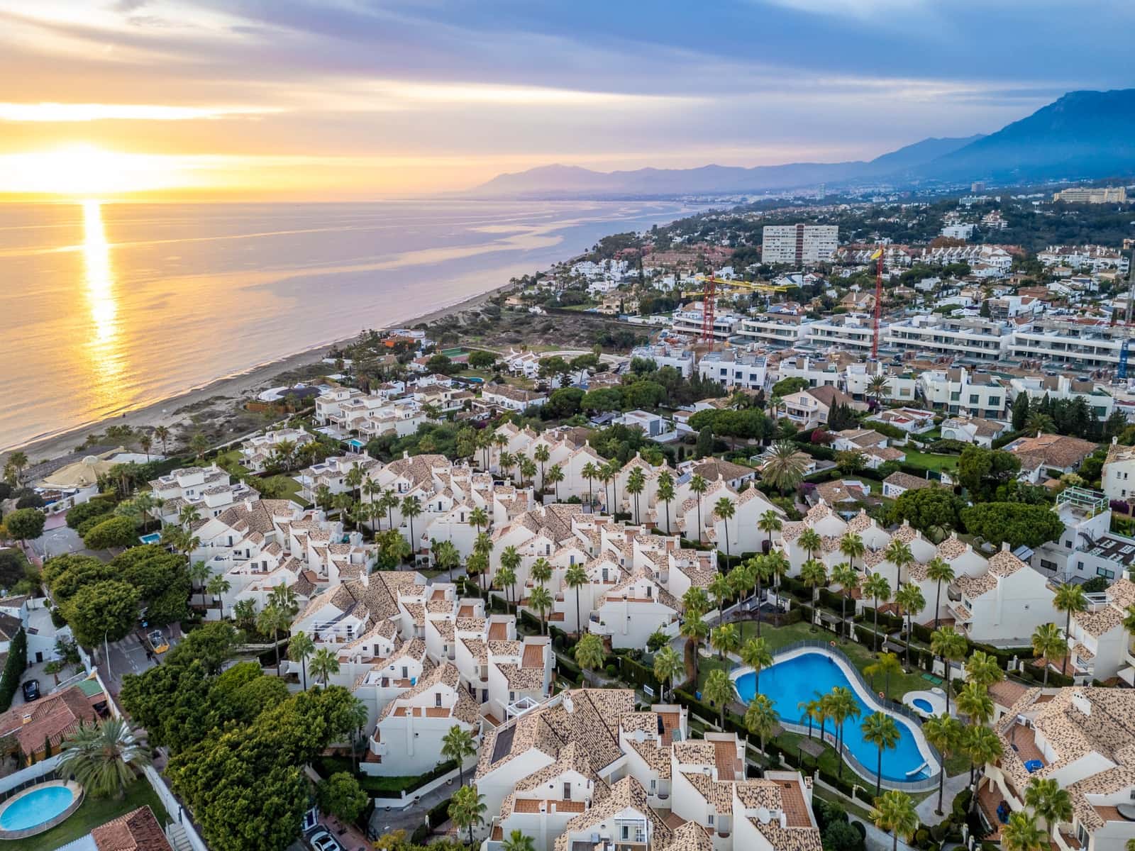 4 bedroom Townhouse for rent in Marbella with pool garage - € 3,300 (Ref: 9688564)