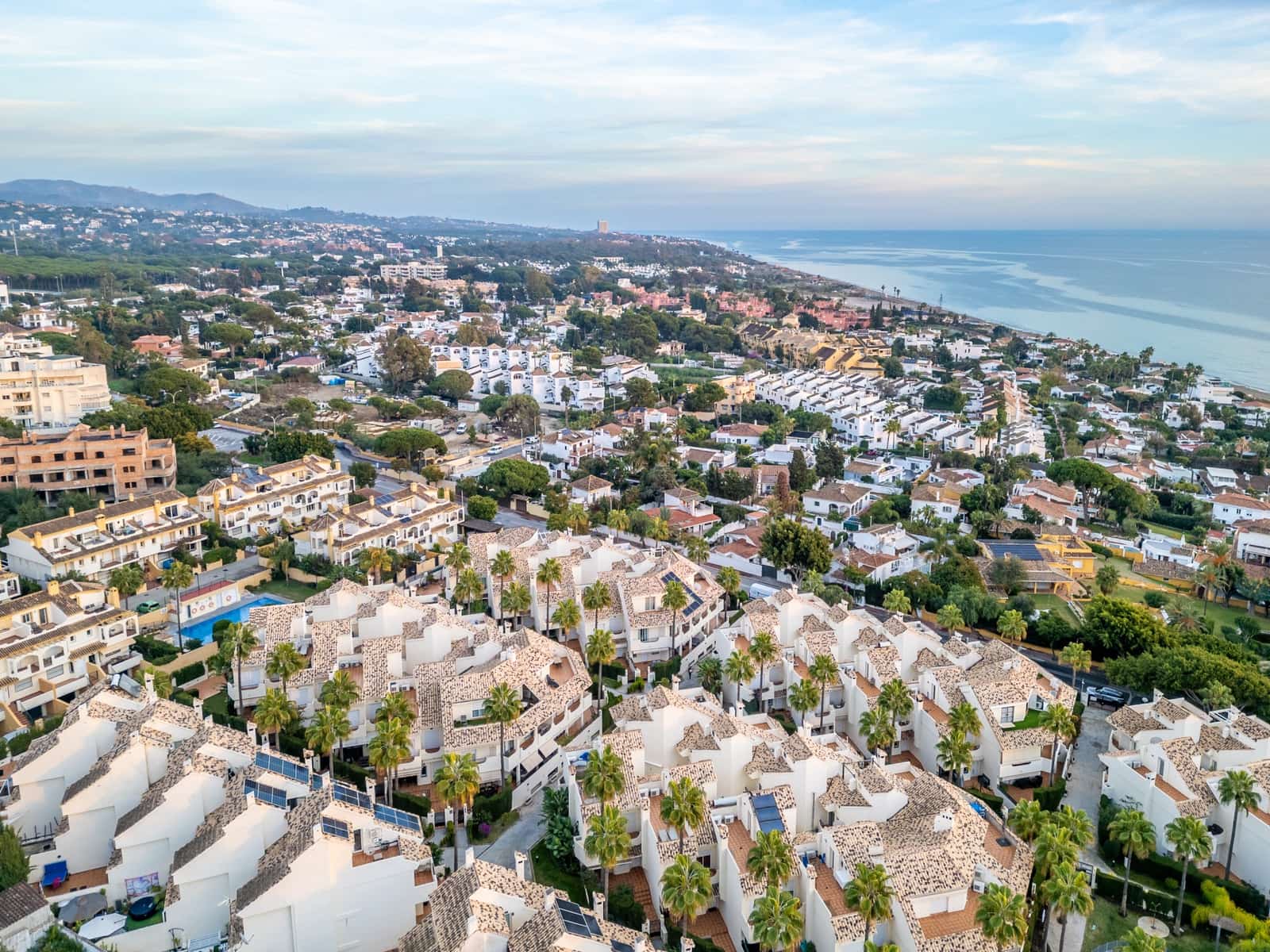 4 bedroom Townhouse for rent in Marbella with pool garage - € 3,300 (Ref: 9688564)