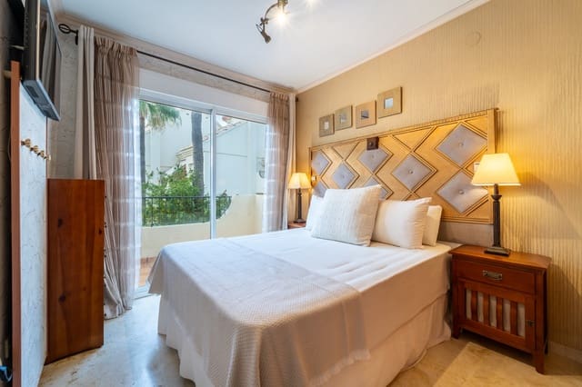 4 makuuhuone Omakotitalo vuokrattavana paikassa Marbella mukana uima-altaan 
autotalli - 3 300 € (Ref: 9688564)