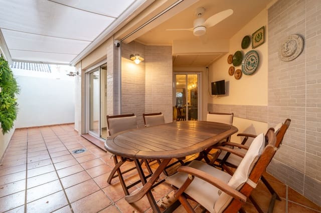 4 makuuhuone Omakotitalo vuokrattavana paikassa Marbella mukana uima-altaan 
autotalli - 3 300 € (Ref: 9688564)