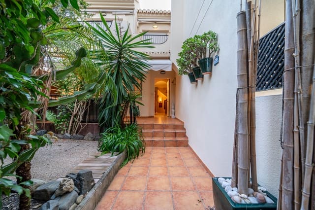 4 makuuhuone Omakotitalo vuokrattavana paikassa Marbella mukana uima-altaan 
autotalli - 3 300 € (Ref: 9688564)