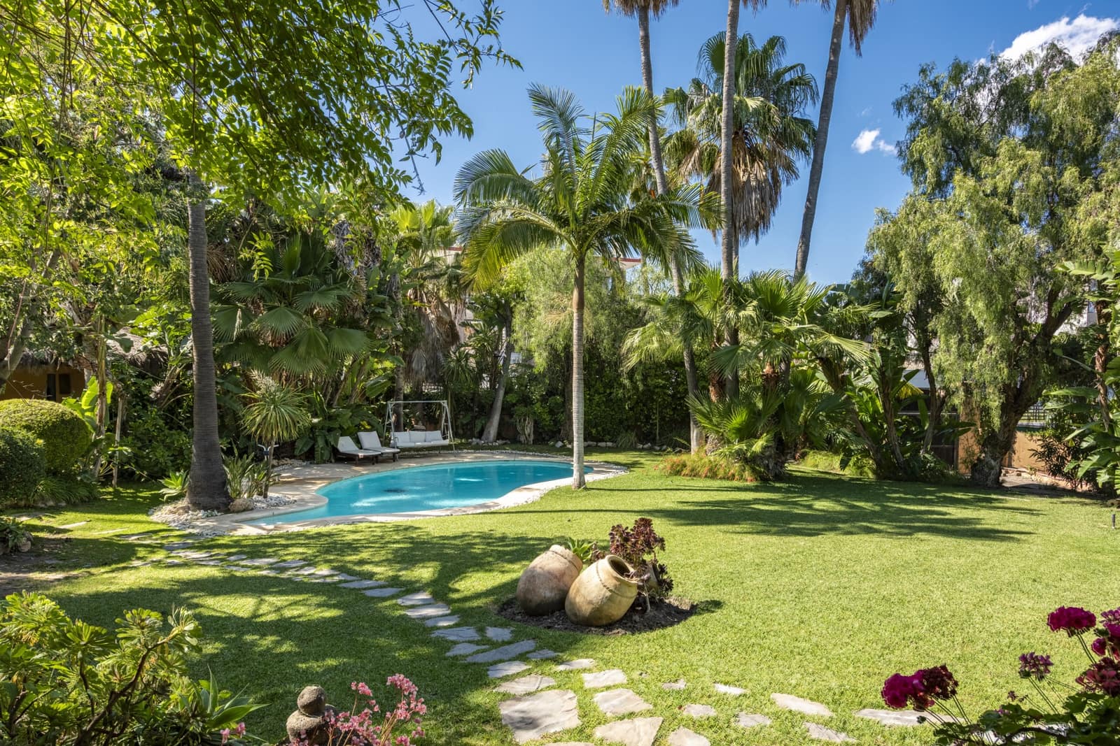 4 bedroom Villa for sale in Marbella with pool garage - € 2,900,000 (Ref: 9695161)