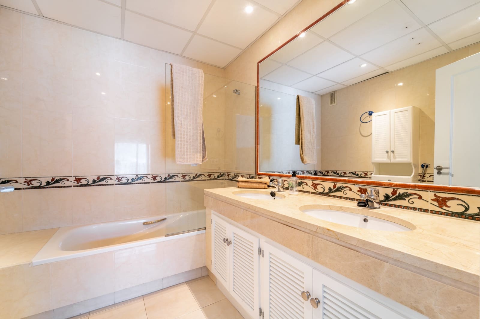 3 bedroom Townhouse for rent in Marbella with pool garage - € 4,150 (Ref: 9699689)