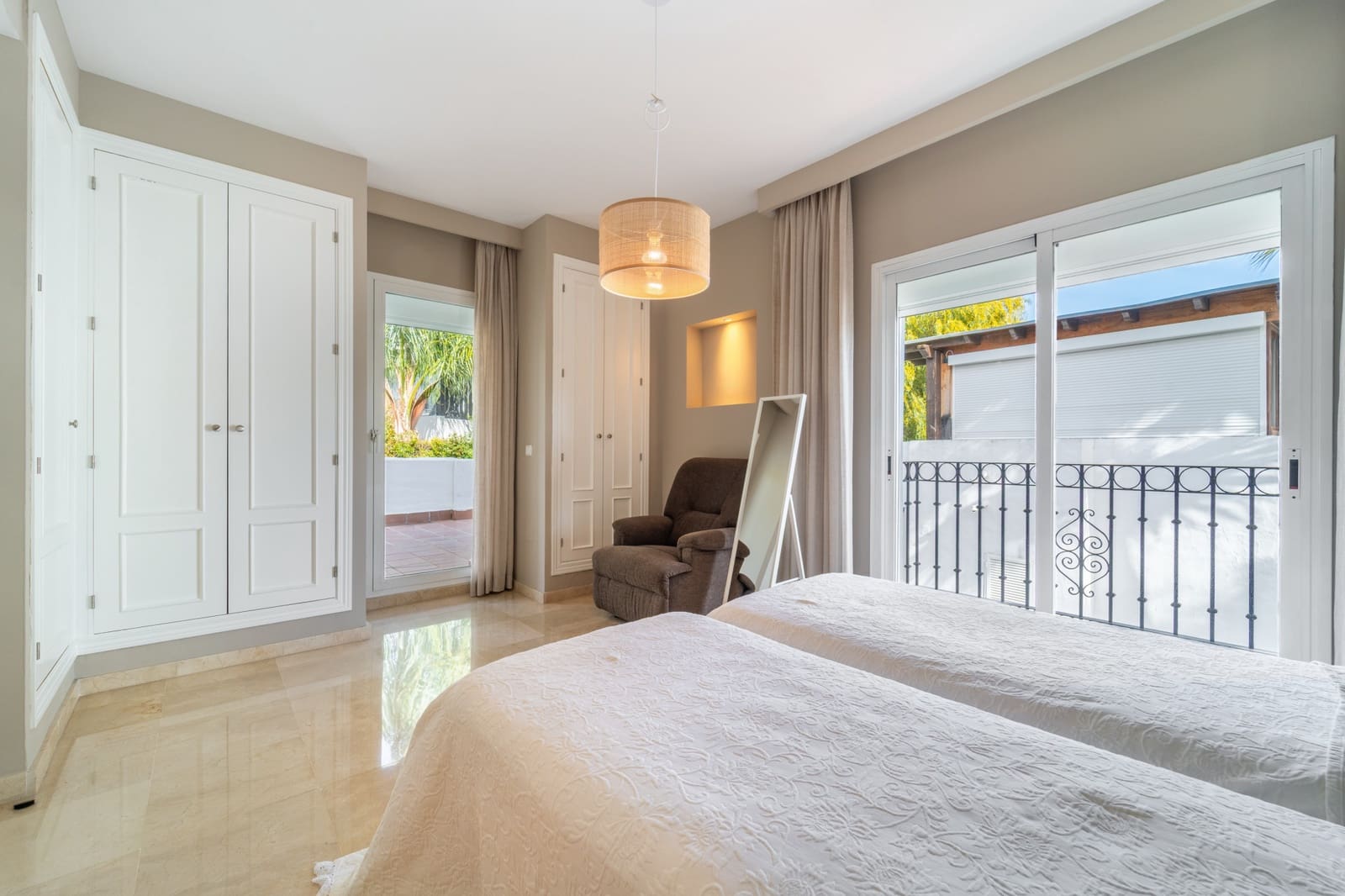 3 bedroom Townhouse for rent in Marbella with pool garage - € 4,150 (Ref: 9699689)