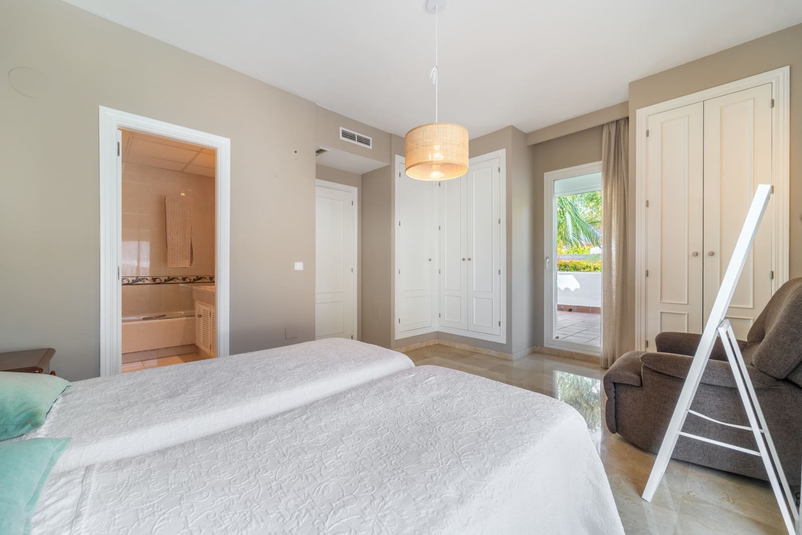 3 bedroom Townhouse for rent in Marbella with pool garage - € 4,150 (Ref: 9699689)