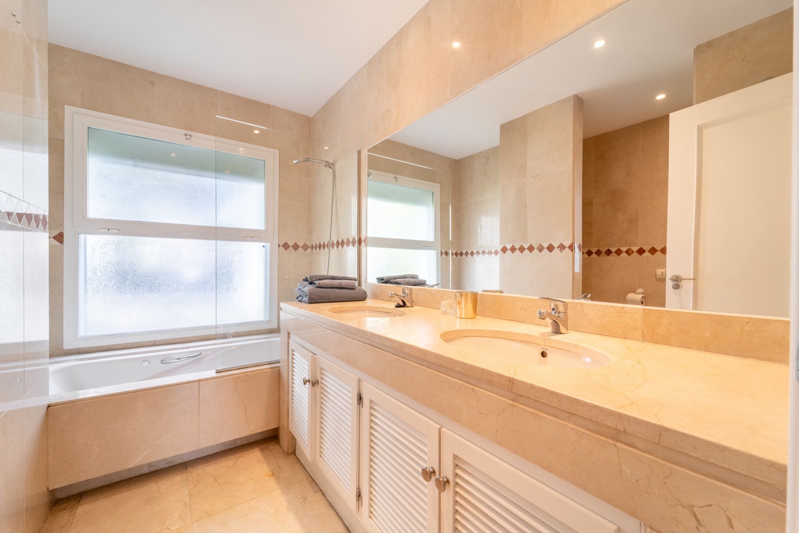 3 bedroom Townhouse for rent in Marbella with pool garage - € 4,150 (Ref: 9699689)