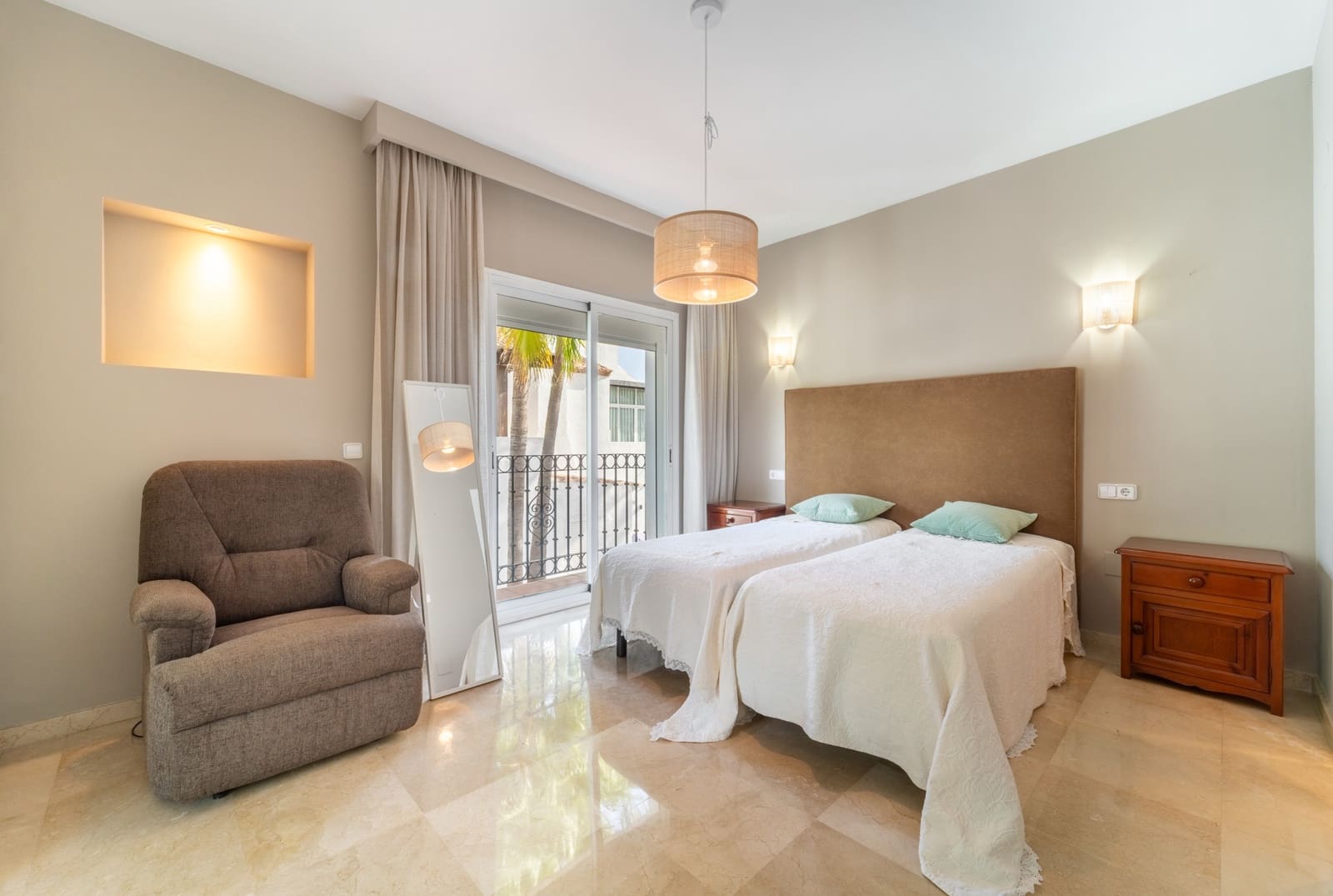 3 bedroom Townhouse for rent in Marbella with pool garage - € 4,150 (Ref: 9699689)