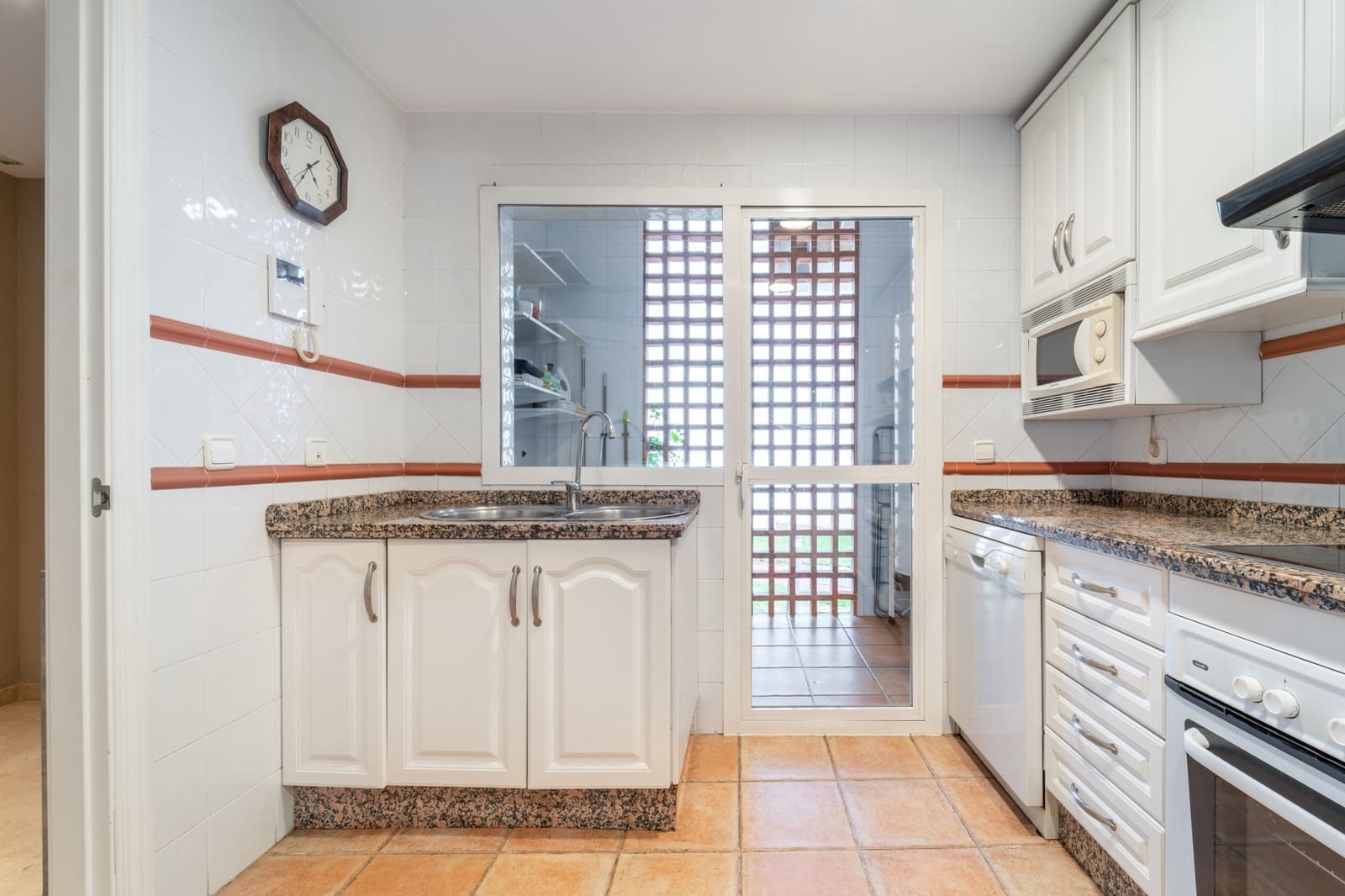 3 bedroom Townhouse for rent in Marbella with pool garage - € 4,150 (Ref: 9699689)