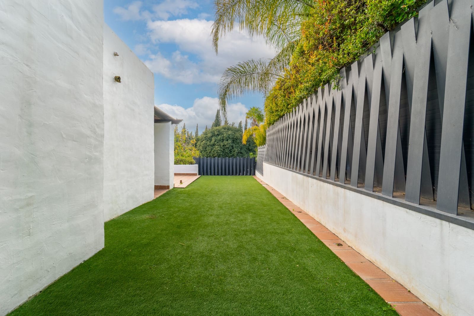 3 bedroom Townhouse for rent in Marbella with pool garage - € 4,150 (Ref: 9699689)