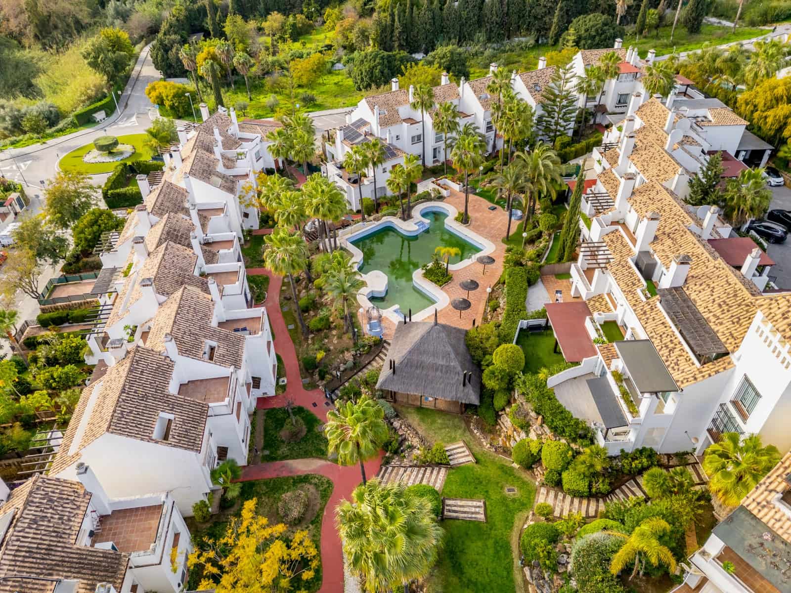 3 bedroom Townhouse for rent in Marbella with pool garage - € 4,150 (Ref: 9699689)