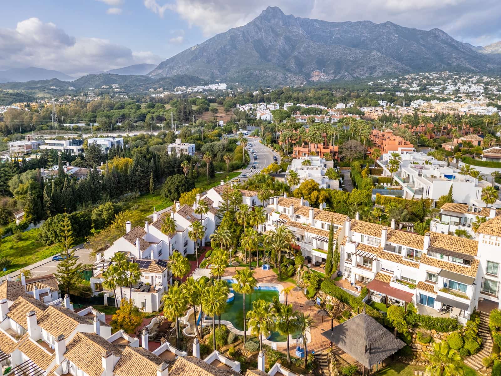 3 bedroom Townhouse for rent in Marbella with pool garage - € 4,150 (Ref: 9699689)