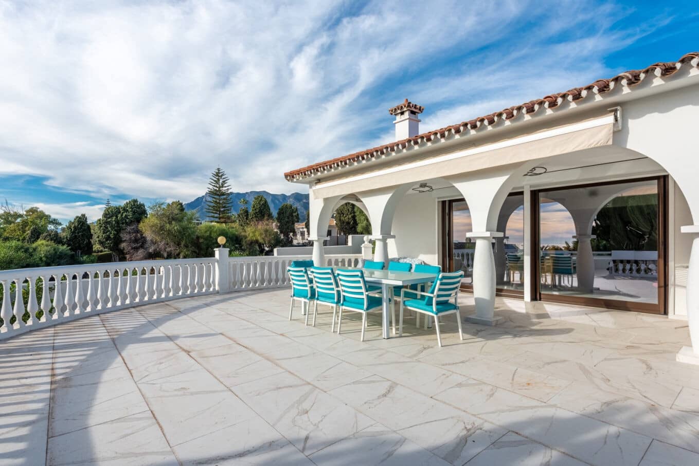 5 makuuhuone Huvila myytävänä paikassa Marbella mukana uima-altaan 
autotalli - 1 595 000 € (Ref: 9714736)