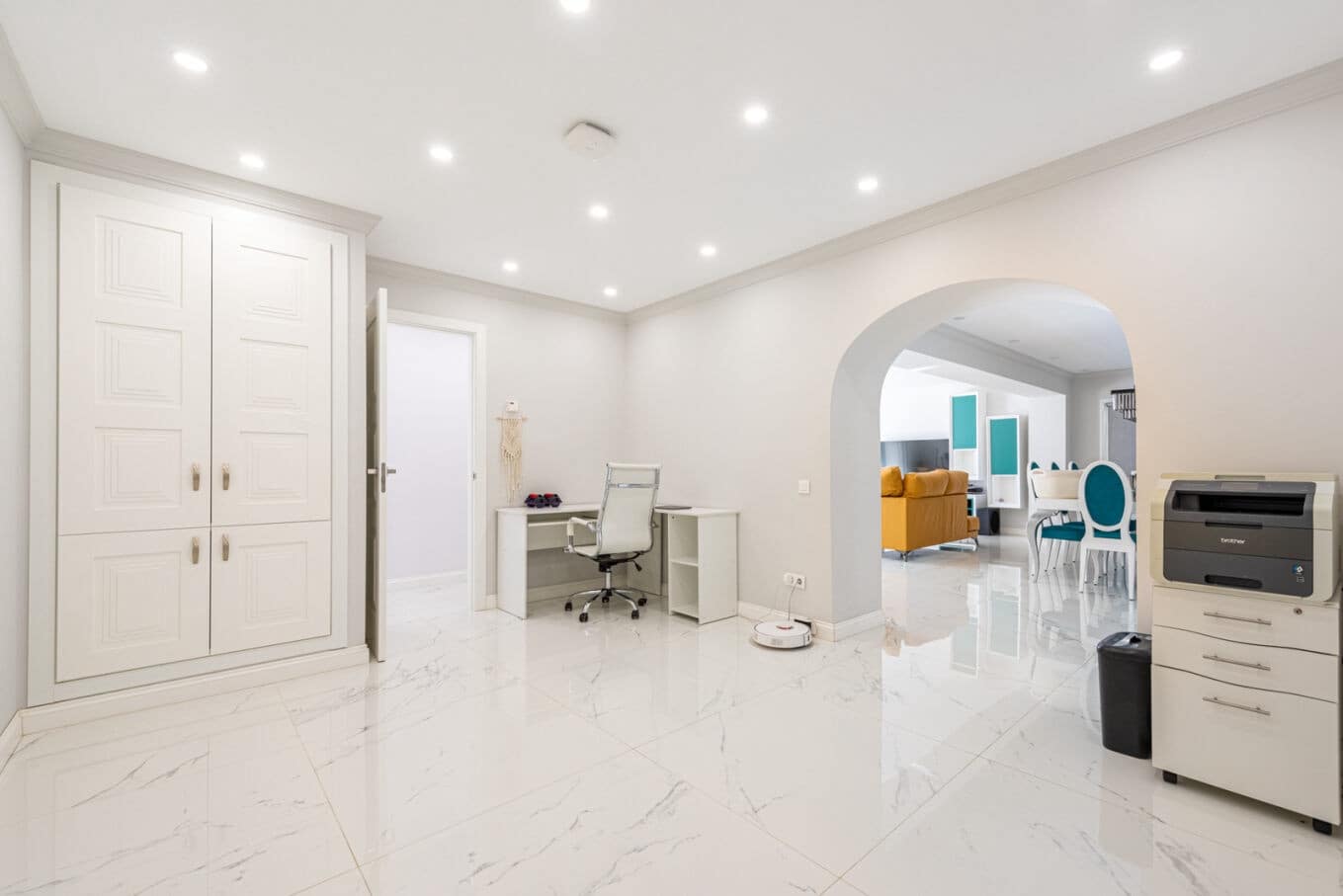 6 bedroom Villa for sale in Marbella with pool garage - € 1,595,000 (Ref: 9714736)