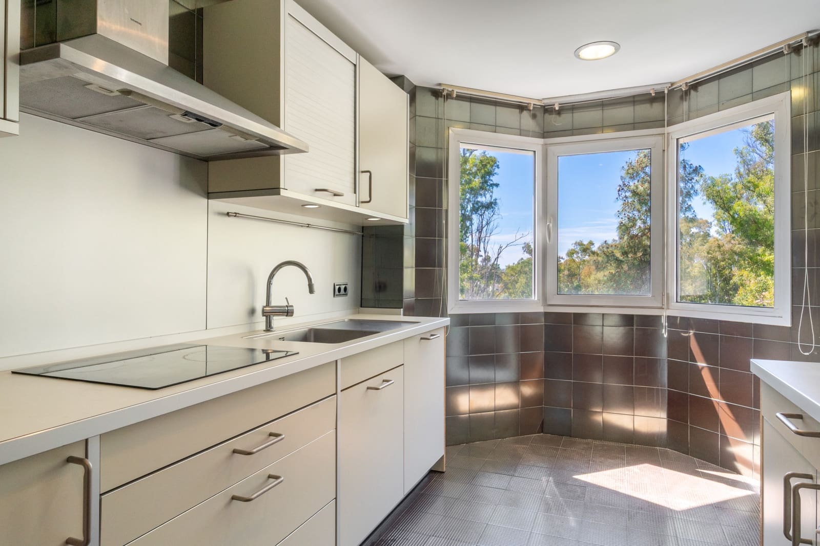 2 bedroom Apartment for sale in Marbella with pool garage - € 1,175,000 (Ref: 9719772)