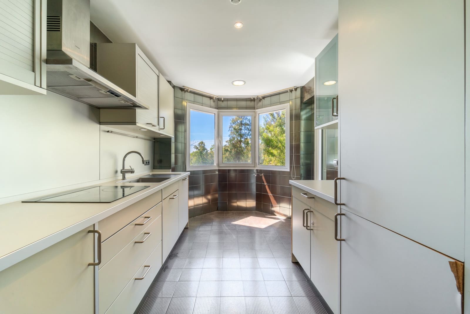 2 bedroom Apartment for sale in Marbella with pool garage - € 1,175,000 (Ref: 9719772)