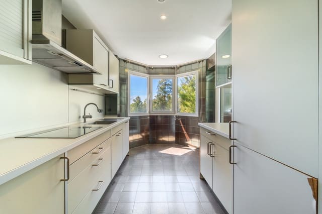 2 sypialnia Apartament na sprzedaż w Marbella z basenem - 1 175 000 € (Ref: 9719772)