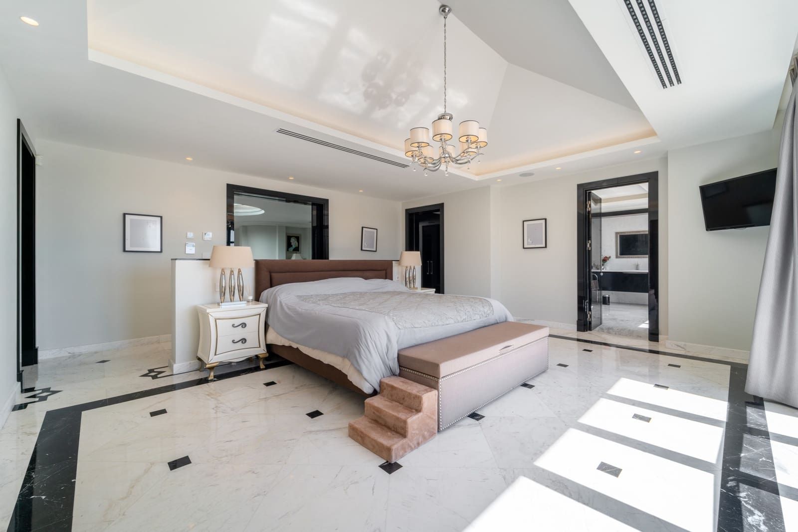 5 bedroom Villa for rent in Benahavis with pool garage - € 22,000 (Ref: 9731214)