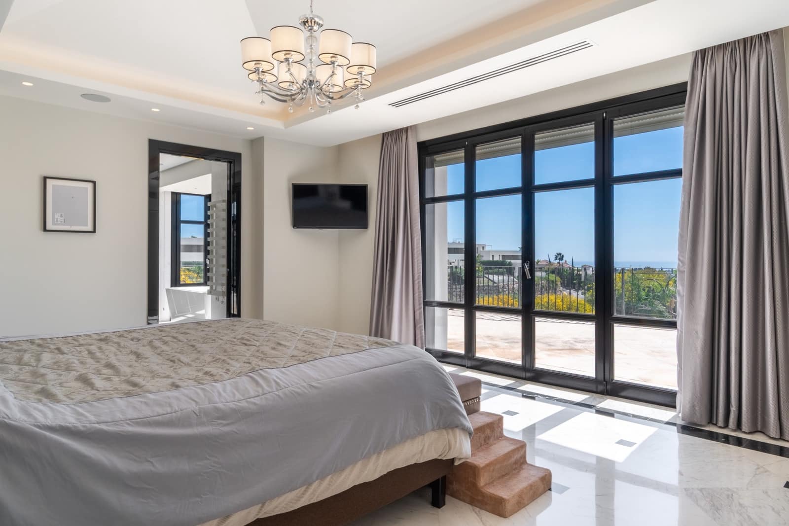 5 bedroom Villa for rent in Benahavis with pool garage - € 22,000 (Ref: 9731214)