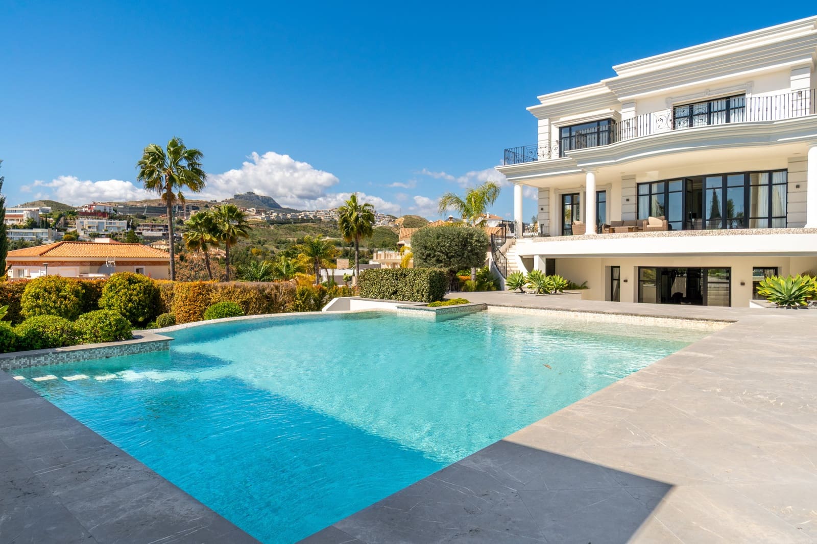5 bedroom Villa for rent in Benahavis with pool garage - € 22,000 (Ref: 9731214)