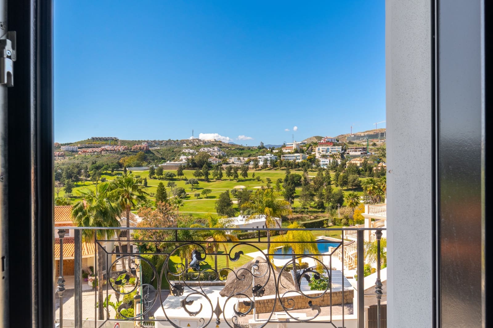 5 bedroom Villa for rent in Benahavis with pool garage - € 22,000 (Ref: 9731214)