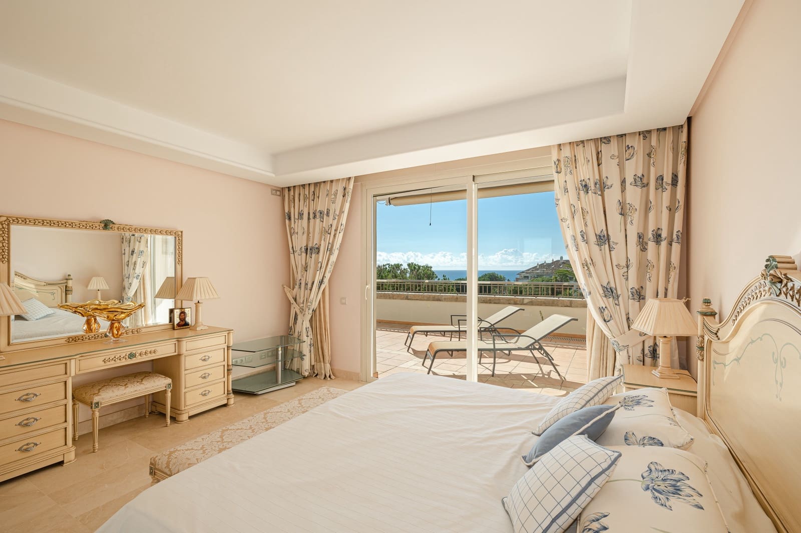 2 bedroom Apartment for sale in Marbella with pool garage - € 2,680,000 (Ref: 9731897)