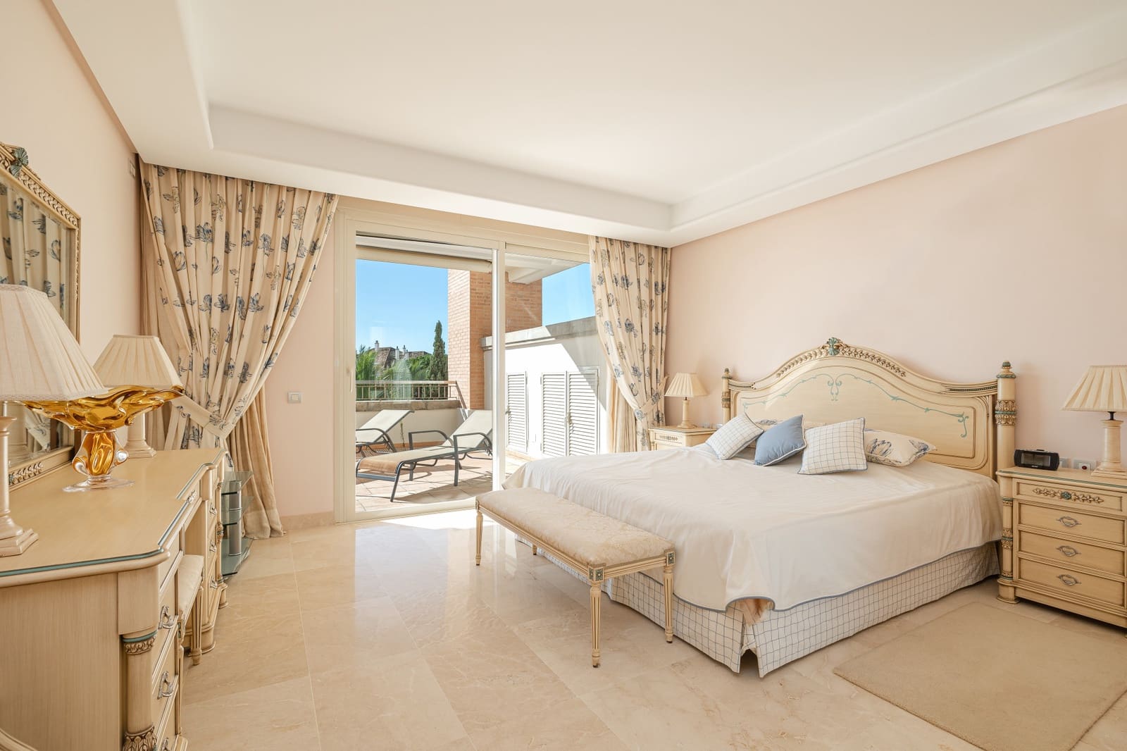 2 bedroom Apartment for sale in Marbella with pool garage - € 2,680,000 (Ref: 9731897)