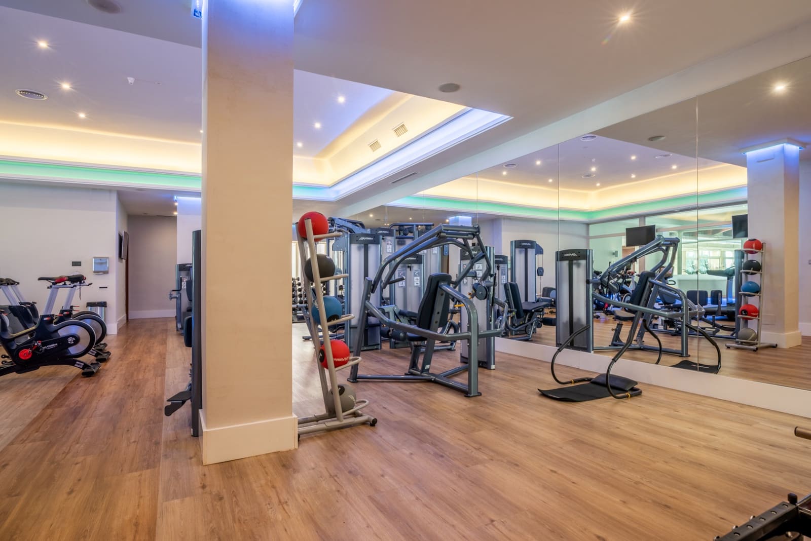 2 bedroom Apartment for sale in Marbella with pool garage - € 2,680,000 (Ref: 9731897)