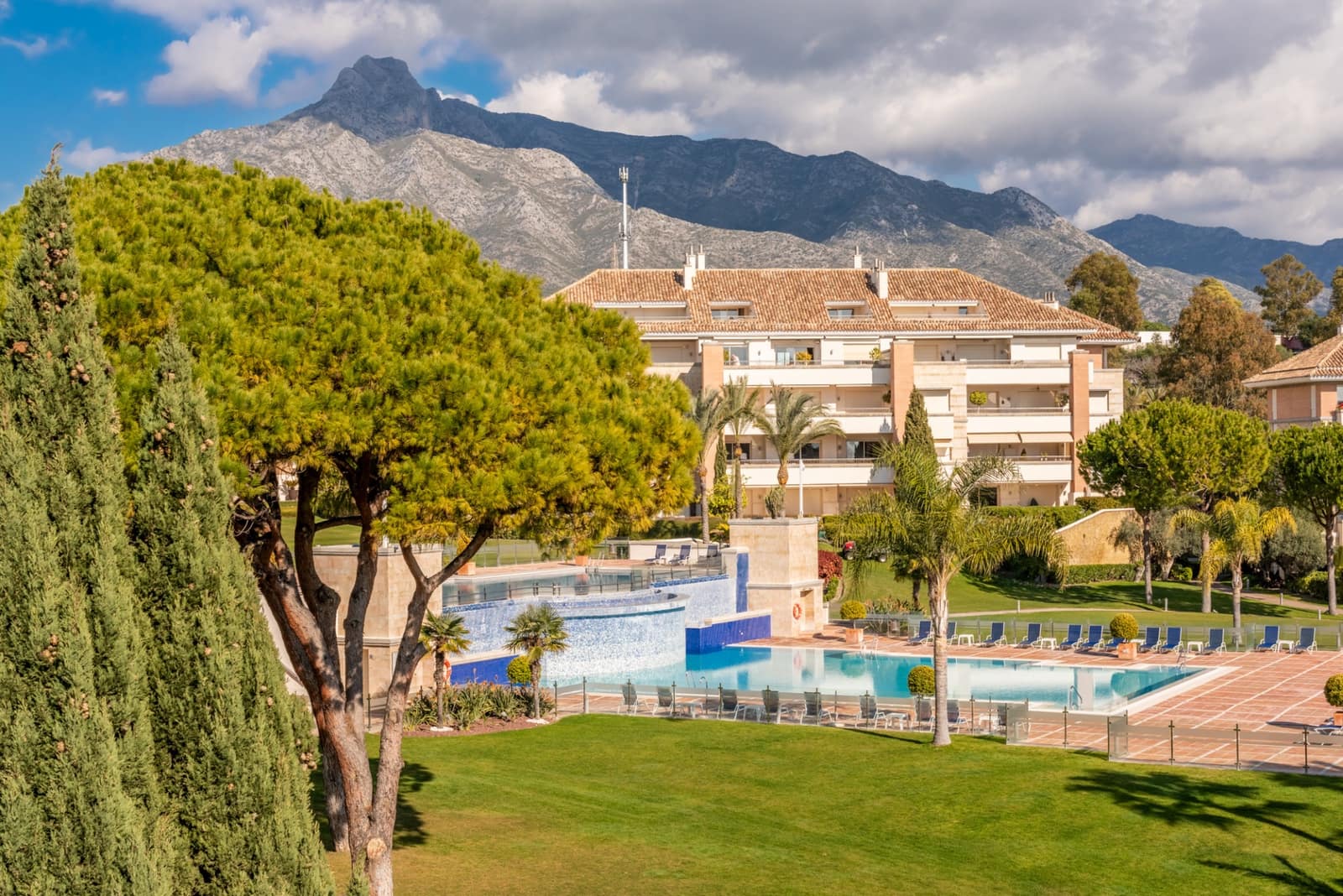 2 bedroom Apartment for sale in Marbella with pool garage - € 2,680,000 (Ref: 9731897)