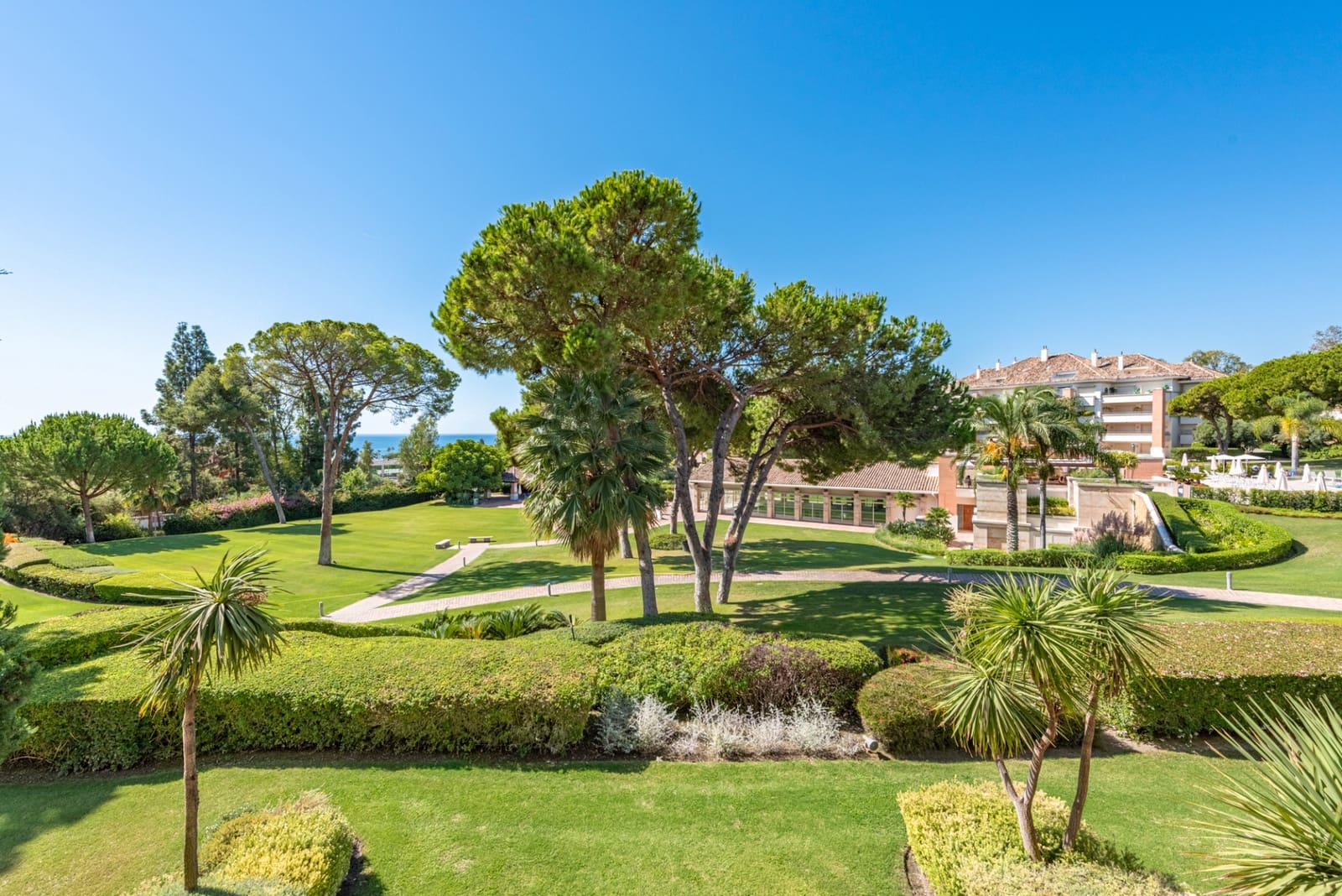 2 bedroom Apartment for sale in Marbella with pool garage - € 2,680,000 (Ref: 9731897)